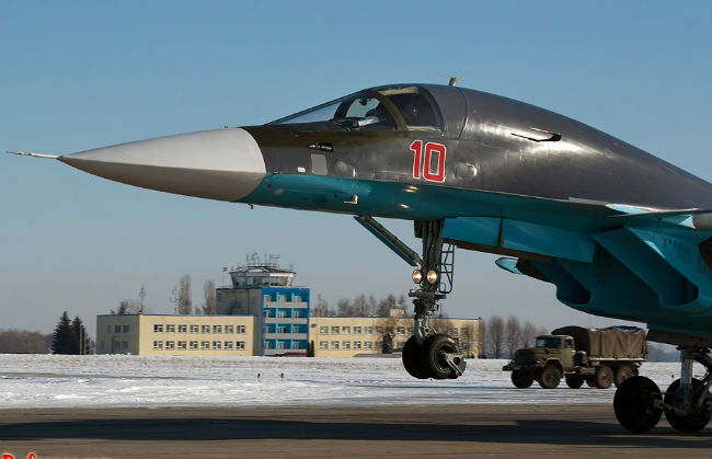 Su-34 là thế hệ máy bay 4+ của Nga có khả năng hoạt động trong mọi điều kiện thời tiết, bất kể ngày đêm. Máy bay Su-34 có khả năng đạt tốc độ lên đến 1.900 km/h, bán kính chiến đấu là 1.100 km, được trang bị 12 điểm treo vũ khí với tổng khối lượng lên đến 8 tấn.