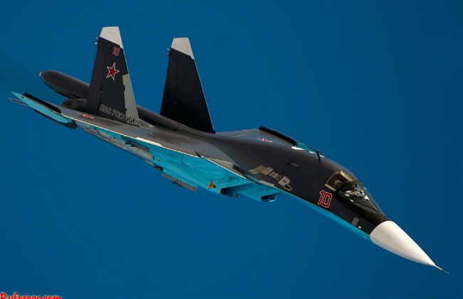 Su-34 được trang bị các loại vũ khí chính xác cao, tấn công đa dạng các mục tiêu trên không, mặt đất, trên biển. Su-34 còn có khả năng tấn công nhiều mục tiêu cùng một lúc.