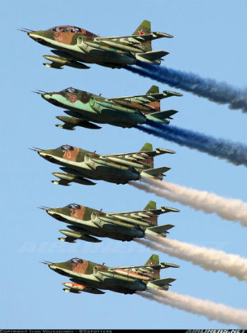  Máy bay Su-25 được mệnh danh là “xe tăng bay”. Đây là loại máy bay cường kích, 2 động cơ, mang được nhiều vũ khí và trực tiếp yểm trợ cho bộ binh rất hiệu quả.