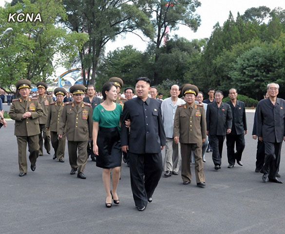 Tờ tạp chí bày tỏ sự hứng thú về toàn bộ đặc điểm bên ngoài của lãnh đạo Bắc Triều Tiên, trong đó đặc biệt nhấn mạnh đến 