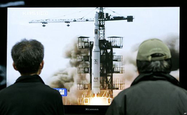 Kế vị người cha quá cố vào cuối năm 2011, đến tháng 4/2012 ông Kim Jong Un đã khiến thế giới chú ý với vụ phóng tên lửa mang vệ tinh dù vụ phóng này đã thất bại khi tên lửa phát nổ trên không trung rồi rơi xuống biển.