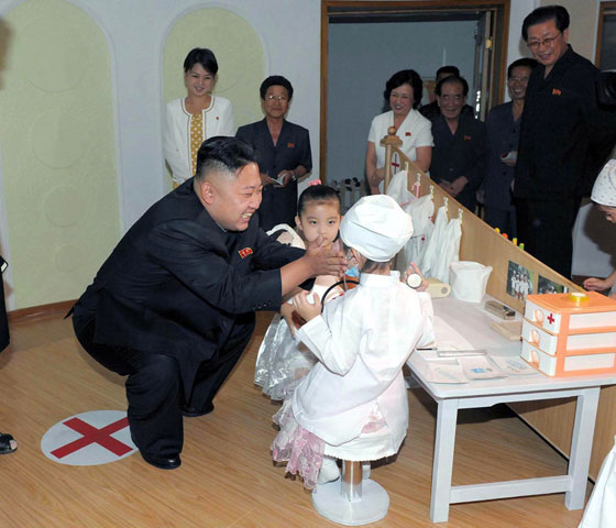 Dù tạo ra một phong cách mới nhưng Kim Jong Un không thay đổi các định hướng chính trị của Bình Nhưỡng. Ông tuyên bố tiếp tục chính sách ưu tiên cho quân đội mà cha mình đã tiến hành suốt gần 20 năm trị vì. Kim Jong Un từng tuyên bố luôn sẵn sàng thương lượng 