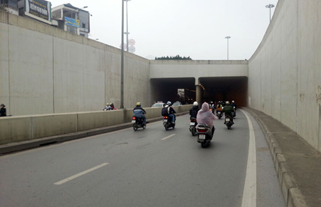 Hầm đường bộ Kim Liên có tổng chiều dài 140m, đường dẫn dài 100m, tổng vốn đầu tư hơn 467 tỉ đồng, được coi là hầm xe cơ giới đầu tiên và hiện đại nhất Thủ đô. Được thông xe vào tháng 6/2009, sau hơn 3 năm hoạt động, hầm Kim Liên đã góp phần vào viêc giải quyết tốt bài toán ùn tắc và xung đột giao thông tại nút giao Giải Phóng - Đại Cồ Việt.