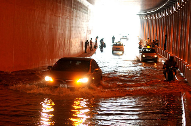 Không chỉ bị rò rỉ nước, vào đúng ngày thông xe (16/6/2009), hầm Kim Liên đã phải đóng cửa vì mưa lớn gây ngập và mất điện trong đường hầm.