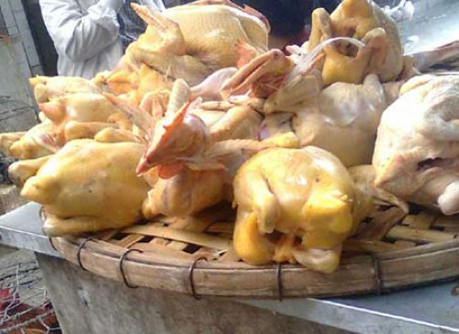 Loại gà này được đưa vào các tỉnh Quảng Ninh, Hải Phòng rồi phân phối đi các tỉnh… Giá bán dao động từ 47-60 nghìn đồng /kg. Khi đến các chợ lẻ, giá được đẩy lên tới 80 – 100 nghìn/kg.  Nhiều người tiêu dùng đã nghi ngờ gà này có xuất xứ từ Trung Quốc.