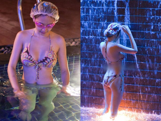 Phương Trinh bơi khá thành thục và khoe vòng một ngày càng đẫy đà trong bộ bikini gợi cảm. Ngay cả khi ngồi thư giãn trên bờ với gương mặt mộc, ngôi sao tuổi teen trông cũng thật xinh đẹp và sexy.