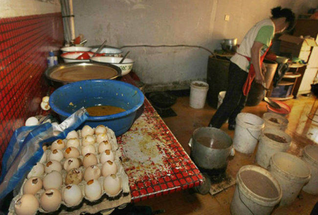 Chưa biết thực hư của thần dược này như thế nào nhưng theo nhiều nhà khoa học Việt Nam khẳng định tác dụng rõ ràng của phát hiện này chưa được khoa học kiểm chứng. Trứng ung là loại trứng đưa vào ấp nhưng không nở thành con do không được thụ tinh, hoặc là bị hỏng trong quá trình ấp do ảnh hưởng của nhiệt độ, môi trường. Do vậy, protein trong lòng đỏ trứng đã bị biến chất, có độc vì lưu huỳnh trong trứng đã biến thành sulfur hidrogen (mùi trứng thối). Khi trứng bị ung thì không còn chất dinh dưỡng nữa vì protein đã bị tiêu hủy. Bên cạnh đó, vỏ trứng không còn tác dụng bảo vệ nên có nhiều vi khuẩn dễ dàng xâm nhập vào bên trong trứng, bao gồm cả các ký sinh trùng và vi khuẩn thương hàn, sinh ra nhiều độc tố rất nguy hiểm cho cơ thể.