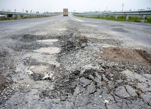 Những vết lún nứt, hư hỏng kéo dài trên cao tốc Cầu Giẽ - Ninh Bình sau 5 tháng đưa vào sử dụng. 