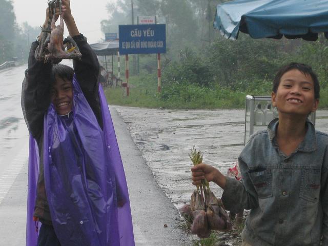 Dọc theo các tuyến quốc lộ 1A, 8A ...có thể dễ dàng nhìn thấy cảnh tượng mua bán chim trời diễn ra tấp nập.  