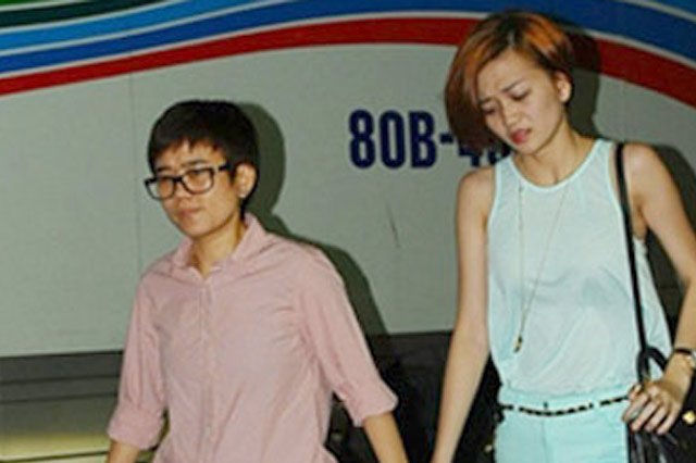  Bất chấp dư luận về tình yêu đồng giới, Thiều Bảo Trang vẫn xuất hiện đầy tình tứ bên cạnh nhạc sĩ Phương Uyên ở khắp mọi nơi.