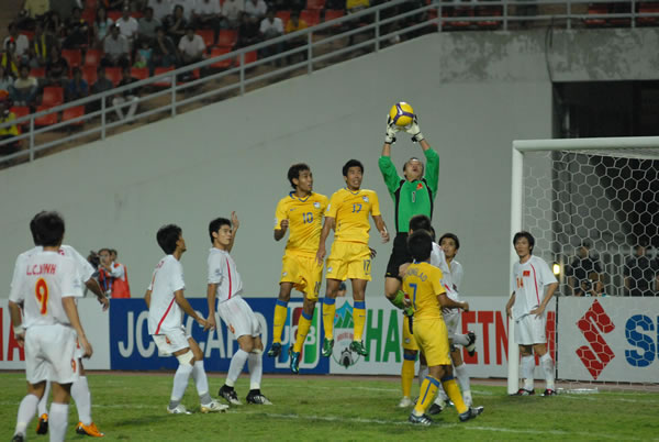  Nói thế hóa ra “yêu và cổ vũ bóng đá là một cái tội?” hay “Nguyên nhân khiến đội tuyển Việt Nam chơi không tốt là do CĐV”. 