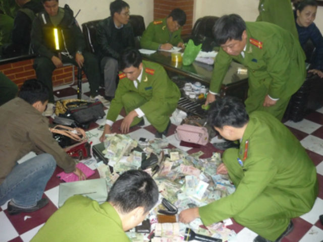 Ngày 4/12, thay mặt Đảng ủy TW và Bộ Công an, Trung tướng Phạm Qúy Ngọ, Thứ trưởng Bộ Công an biểu dương chiến công của các lực lượng tham gia phá sới bạc “khủng” ở Bắc   Ninh. Đánh giá về vụ án, Trung tướng Phạm Quý Ngọ cho rằng, những vụ lớn như này, công an địa phương không đủ sức để triệt phá mà phải có sự triển khai của Cục CSĐT về   TTXH, Bộ Công an (C45). Trước đó, ngày 29/11, gần 200 chiến sĩ CA đã đột kích vào sới bạc do Dương Anh Đức (SN 1964 trú tại phố Xuân Đài, Đình Bảng, Bắc Ninh, tức Đức “vẩu”) làm chủ tại khu phố Chùa Dận (phường Đình Bảng, thị xã Từ Sơn, Bắc Ninh) bắt giữ tại chỗ sới bạc gồm 105 người. Cơ quan chức năng cho biết tiền tang vật trong hai bao tải được kiểm đếm là gần 6 tỷ đồng. 