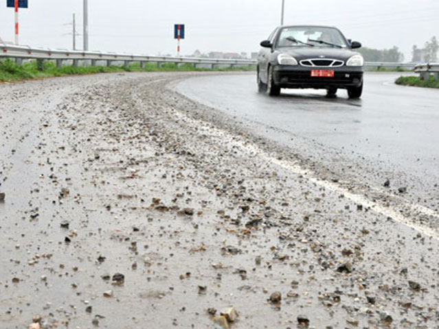 Tình trạng đá dăm rơi vãi thường trực trên tuyến cao tốc hiện đại nhất Việt Nam.