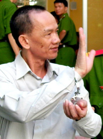 Ngoài ra, tòa cũng buộc Tân nộp lại 1,5 tỷ đồng và 6 lượng vàng; Mười phải nộp lại hơn 400 triệu đồng thắng bạc của Lèo để sung vào công quỹ. Bị cáo Phấn bị tịch thu 400 triệu đồng   là tiền 