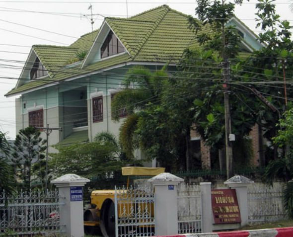 Vụ án quan chức đánh cờ tướng tiền tỷ bị phanh phui khi ngày 22/12/2011 ông Lèo đến cơ quan điều tra trình báo bị ông Tân thuê người xiết nợ, gây ảnh hưởng đến an nguy của   những thành viên trong gia đình. Khi đó, ông Lèo thua cờ tướng ông Tân đến 22 tỷ đồng nhưng mới trả được khoảng 5 tỷ. Sau khi bị bắt, ông Lèo khai rằng không chỉ đánh cờ tướng   ăn tiền với ông Tân mà còn sát phạt với ông Mười tại các quán cà phê trong khu văn hóa Hồ Nước Ngọt (phường 6, TP Sóc Trăng) và ở nhà bà Ngô Huệ Phấn. Biệt thự của ông Lèo nằm trên quốc lộ 1A .