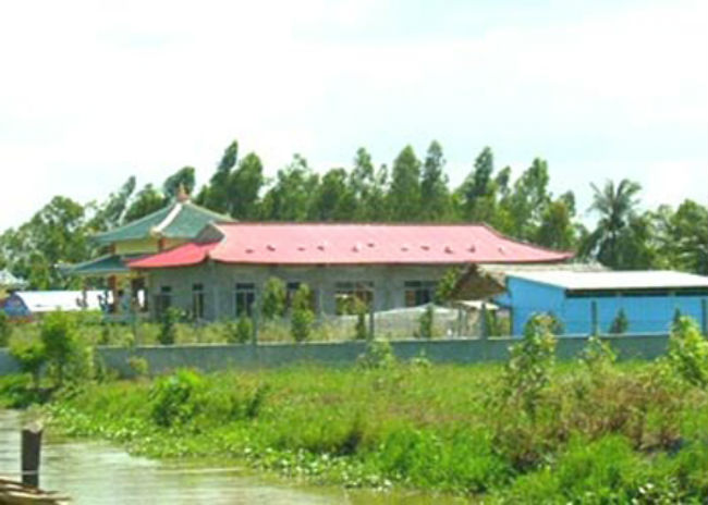 Khác với thú đỏ đen của 2 vị kia, ông Trần Công Lộc khi đương chức là Viện trưởng VKSND tỉnh Cà Mau đã chơi trội khi về vùng quê Ngã Năm (Sóc Trăng) đầu tư xây phủ thờ   rất hoành tráng. Đường dẫn vào khu phủ thờ là chiếc cầu bằng bê tông sơn phết đỏ tươi. Cổng chính tòa phủ được thiết kế mái ngói, rồng phượng uốn lượn. Toàn bộ khuôn viên của   phủ được đóng cọc bê tông và căng rào lưới. Qua cổng là chiếc cầu hình bán nguyệt bắc qua ao sen. Phủ thờ chính có mái ngói cong, những cây cột bên trong phủ đều được chạm   rồng uốn lượn công phu, những cánh cửa đều bằng gỗ đắt tiền được nhập từ Indonesia. 