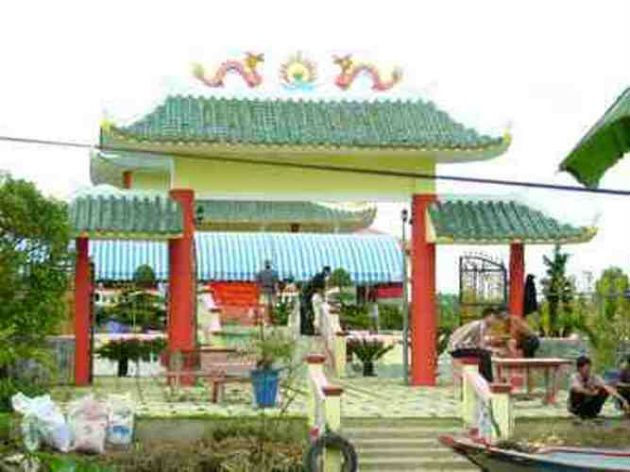  Sân phủ thờ nơi thì được lát tấm đan, nơi thì có ốp đá chẻ và chưng rất nhiều cây kiểng, nhiều nhất là các loại mai. Phủ thờ họ Trần hoành tráng của quan Trần Công Lộc. Ngay cả vợ Viện trưởng Lộc cũng thừa nhận phủ thờ nhà mình “lớn nhất vùng”. Tiền xây cất hết chừng 500 triệu đồng (con số khá lớn lúc bấy giờ). Trước khi vị này bị cách chức, cơ   quan chức năng xác định ông Lộc có khối tài sản gồm nhà, đất, cây kiểng trị giá hàng chục tỷ đồng nhưng kê khai không trung thực.