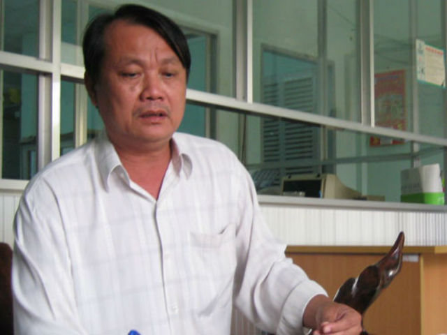  Chuyện ăn chơi đình đám của quan chức miền Tây cũng có sự góp mặt của ông Nguyễn Văn Tâm, cựu Đội trưởng Quản lý thị trường Long An. Cơ quan điều tra và Đảng ủy khối cơ   quan tỉnh Long An xác định ông Tâm sang Campuchia đánh bạc, quan hệ bất chính với bà Trần Thúy Liễu, vợ nhà báo Hoàng Hùng, rồi cùng người tình sang nước bạn đánh bạc. 