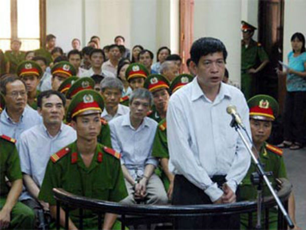 Đầu tháng 7/2011, nguyên Tổng GĐ PMU18 Bùi Tiến Dũng lại tiếp tục hầu tòa. Nhận định vai trò của bị cáo trong vụ sai phạm tại dự án xây dựng cầu Bãi Cháy (Quảng Ninh), HĐXX cho rằng bằng việc lập khống lương của hàng chục nhân viên tư vấn bổ sung, từ tháng 3/2003 - 2/2006, Dũng “tổng” cùng thuộc cấp đã rút được hàng tỷ đồng của nhà nước. Tòa khẳng định đủ căn cứ xác định bị cáo trực tiếp ký duyệt nhiều văn bản chấp thuận, tạo điều kiện cho Phạm Tiến Dũng (trưởng phòng PID6) và những người khác chiếm hưởng gần 1,6 tỷ đồng. HĐXX đã tuyên án nguyên Tổng GĐ PMU18 phải ở tù tổng cộng 23 năm. 