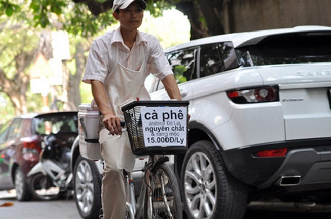 Dù không sở hữu một quán cafe nhưng, hình ảnh chàng trai đạo xe đạp, bán cà phê dạo trên các tuyến phố cổ tại Hà Nội đã thực sự ghi được ấn tượng với những người yêu cafe. Nguyễn Duy Biểu chủ nhân 