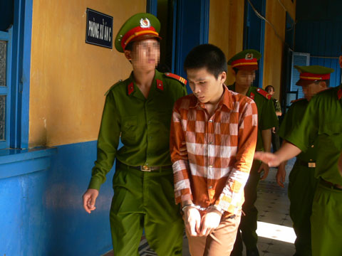 Đối tượng Trần Vinh Quang bị dẫn giải ra tòa