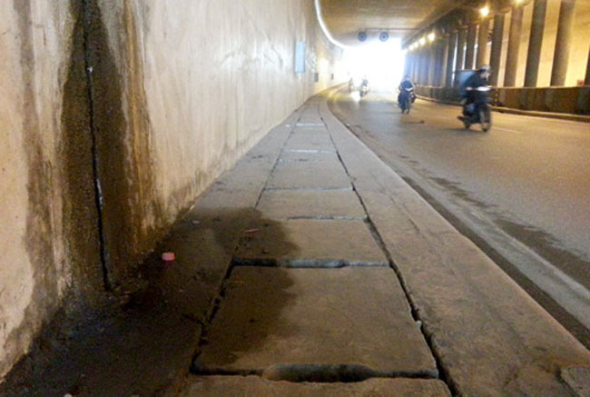 Tương tự, hầm đường bộ Kim Liên (Hà Nội) hiện đại nhất thủ đô bị thấm nước khi mới đưa vào sử dụng   được 3 năm. Mặt hầm xuất hiện nhiều vết nứt kéo dài, nước rỉ ra khiến tường mọc rêu và hoen ố. 