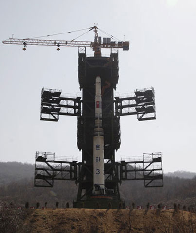  Trong một diễn biến khác, CHDCND Triều Tiên vừa hoàn tất việc lắp đặt tầng thứ hai đồng thời cũng đang lắp đặt tầng thứ 3 và tầng cuối cùng của tên lửa lên bệ phóng. Đây là tên lửa đẩy sẽ được Triều Tiên sử dụng để phóng vệ tinh quan sát Trái đất lên vũ trụ trong thời gian sắp tới.