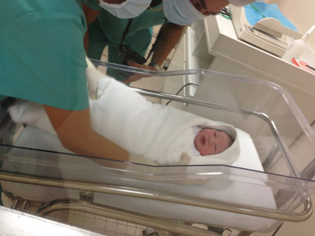 4 giờ sáng ngày 5/12, cựu người mẫu Thúy Vinh đã đón bé trai đầu lòng bằng phương pháp sinh mổ. Cậu bé nặng gần 3kg và được đặt   tên theo cả họ bố và mẹ, Poh Nguyễn Đức Anh.