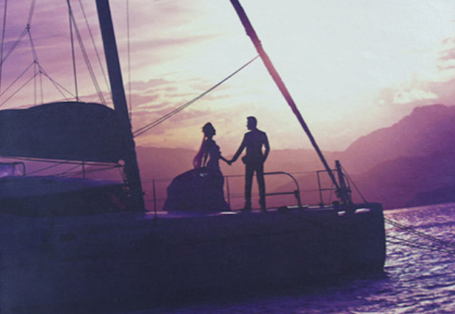 Một mặt của thiếp in bức ảnh lãng mạn của cô dâu chú rể chụp trên biển. Đây có thể là một trong những bức ảnh cưới của hai người. 