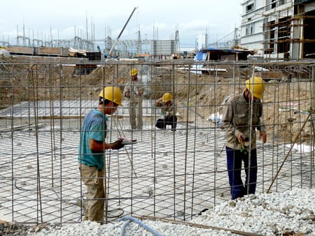 Trong khi đó, thu nhập trung bình của người Việt Nam vẫn còn khoảng cách rất xa so với các nước trong ASEAN và Trung Quốc. Năm 2011 thu nhập bình quân của người Việt Nam đạt 1.300 USD/năm (khoảng 27 triệu đồng).