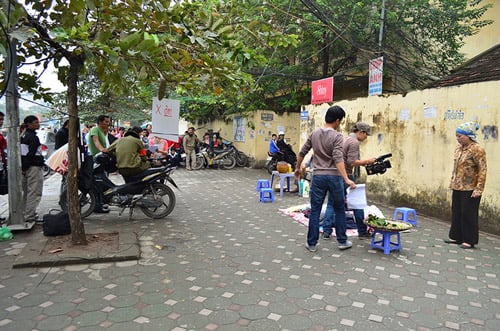 Đoàn làm phim chỉ quay một tiểu phẩm nhỏ, mất vài chục phút, nhưng chừng đó cũng đủ để thu hút những người dân tò mò.