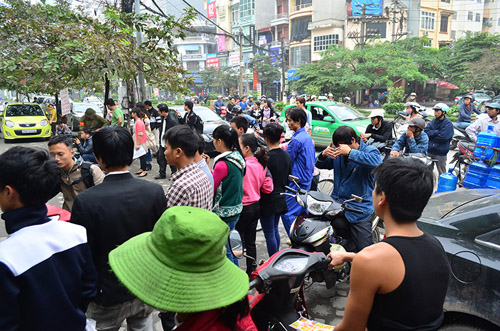 Nhưng ngay sau đó, người dân tập trung rất nhanh với ánh mắt tò mò, hiếu kỳ vì lần đầu tiên được xem quay phim là thế nào.