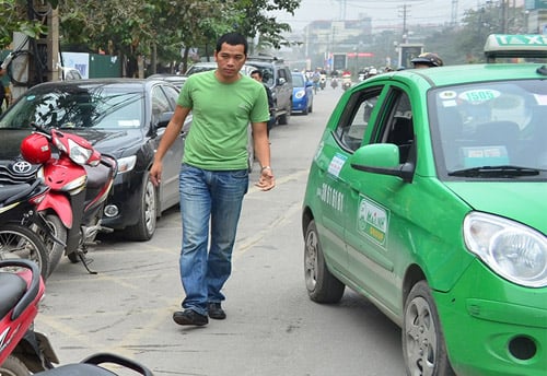 Một thành viên trong đoàn làm phim đã phải yêu cầu chiếc taxi này di chuyển bởi anh lái xe đỗ hẳn lại giữa đường để xem quay phim.