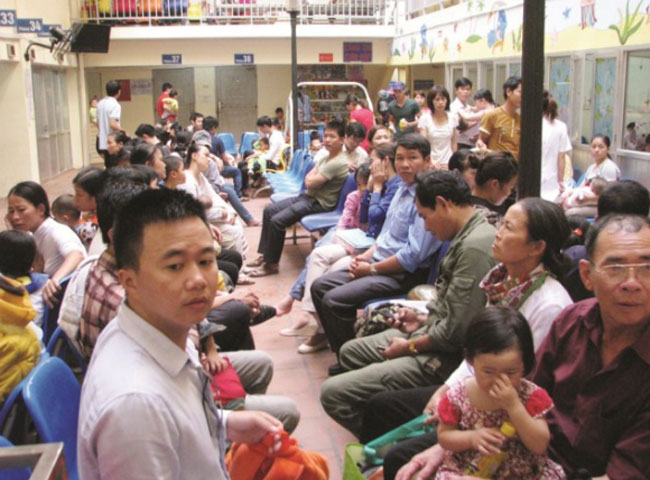 Bộ trưởng không buồn sao được khi bệnh nhân nằm tràn ra cả hành lang, bịt lối đi làm những điều dưỡng đẩy băng ca chuyển bệnh nhân liên hồi lớn tiếng “nép vào”. Bệnh nhân chờ khám tại bệnh viện Nhi TƯ 