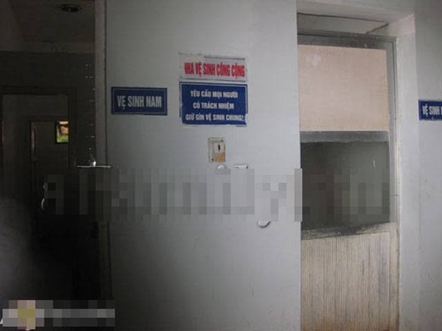 Chỉ cần một ngày vào viện là đã có thể mục sở thị đầy đủ thực trạng kinh hoàng và hôi hám từ nhà vệ sinh bệnh viện rồi.