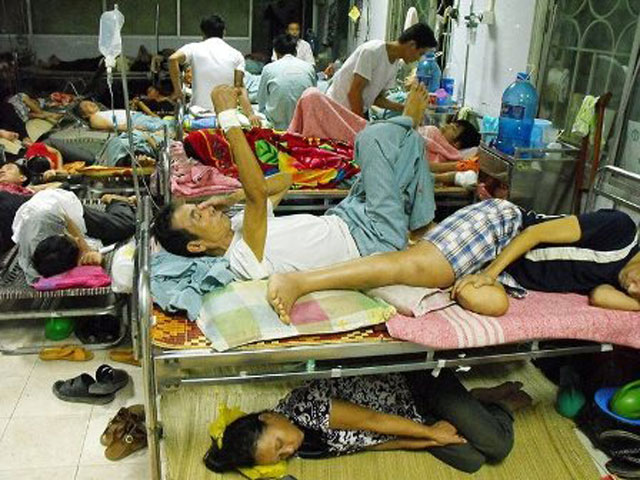 Bên trong các phòng bệnh, lổm ngổm bệnh nhân khiến ai một lần vào bệnh viện đều cảm thấy…ngộp thở.