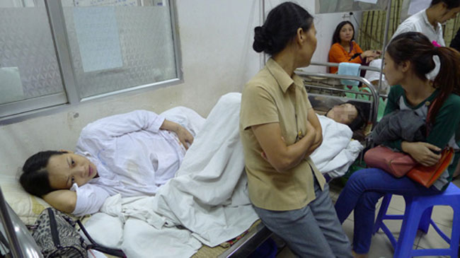 Thậm chí, có sản phụ bị liệt, vào viện Phụ sản Trung ương phải nằm ghép với sản phụ khác trên chiếc giường đơn. Không thể tự di chuyển cơ thể, chị đành ngồi vào góc giường suốt 4 tiếng đồng hồ (từ 12h đến 16h ngày 11/11) chờ đến giờ mẹ chị vào chăm và giúp trở mình. Sản phụ ghép chung giường cùng chị vừa mổ nên cũng nằm bất động một chỗ. Và từ 17h ngày 11/11 đến hơn 17h hôm sau), sản phụ liệt vẫn nằm nguyên một tư thế.