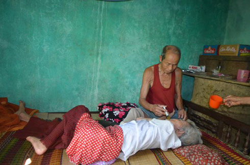 Ngày 3 bữa, khi nào đến giờ ăn, ông Ny cũng phải có một trận “vật vã”, nựng vợ để đút cháo.