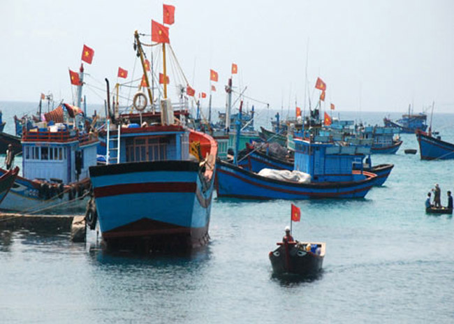  Trước việc Trung Quốc đưa ra quy định kiểm soát tàu bè hoạt động trên biển Đông, nhiều ngư dân ở miền Trung cho rằng   đây là hành động ngang ngược, phi lý. Ngư dân khẳng định họ sẽ tiếp tục ra khơi bám biển, góp sức bảo vệ chủ quyền của   Việt Nam.