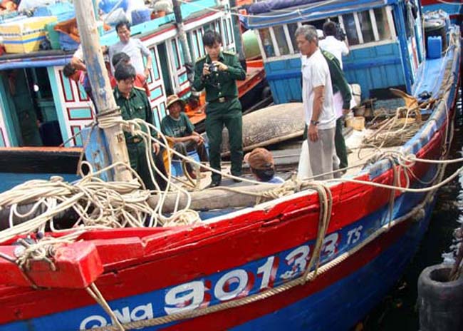 Vừa trở về từ Hoàng Sa chiều 5/12, thuyền trưởng Huỳnh Quang Vũ cùng 5 ngư dân ở xã Bình Châu (huyện Bình Sơn,   Quảng Ngãi) đã gửi đơn cầu cứu đến cơ quan chức năng về việc bị Trung Quốc tịch thu tài sản ở vùng biển này.  