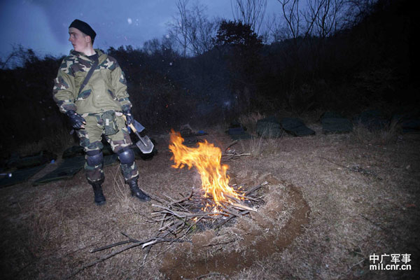 Lính Trung Quốc và Belarus nhóm lửa lập trại nghỉ ngơi qua đêm trong quá trình tham gia diễn tập quân sự...