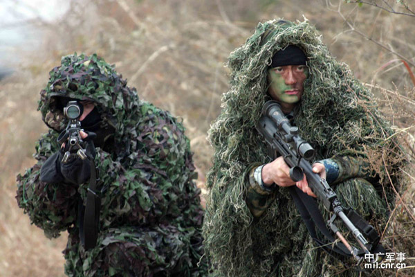 Binh lính Trung Quốc và Belarus ngụy trang để tham gia tập trận.