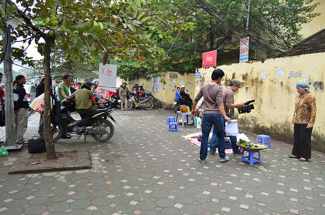 Ngày 2/12, rất nhiều người dân bỗng dưng tụ tập thành đám đông trên đoạn đường Nguyễn Phong Sắc, quận Cầu Giấy, Hà Nội chỉ để xem một cảnh quay của một đoàn làm phim.