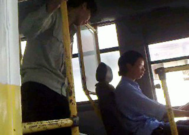 Cũng trên một chuyến xe buýt đông người, vào tháng 10 năm ngoái, anh Nguyễn Ngọc Phúc (quê Vĩnh Yên, Vĩnh Phúc) chỉ vì thắc mắc đi nhầm tuyến và đòi xuống xe liền bị lái, phụ xe (BKS 30K-1550) hành hung, bắt quỳ xin trước sự chứng kiến của hàng chục hành khách.