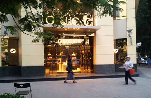 Tiếp đến chiều 7/12, Chi cục Quản lý thị trường Hà Nội đã niêm phong cửa hàng Milano - Gucci 63 Lý Thái Tổ (Hà Nội) là một trong 2 cửa hàng được giới thiệu là bán hàng chính hãng của Gucci tại Việt Nam.