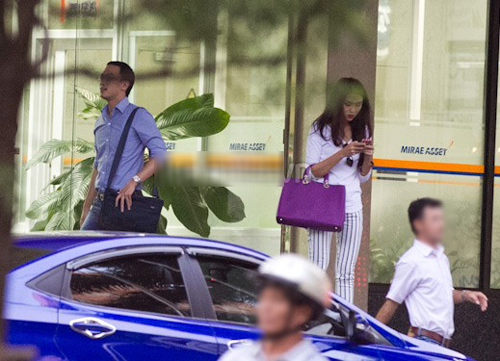 Trước đó, cũng tại sân bay với phong cách tương tự, Hà Tăng trông có phần nổi bật hơn với quần kẻ sọc và chiếc túi màu tím bắt mắt. Đây chính là một trong những mẫu túi mới của Dior. 