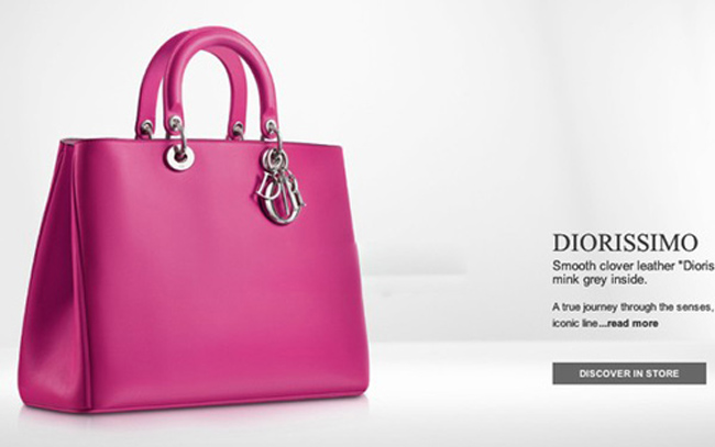 Khác với nhiều sao Việt đang mê mẩn với Lady Dior, Tăng Thanh Hà lại chọn cho mình dòng túi Diorissimo da trơn, trông nhẹ nhàng mà thanh lịch. Dáng túi này có giá từ 3.700 - 4.700 USD với 3 size (khoảng 77,7 triệu đồng - 98,7 triệu đồng). 
