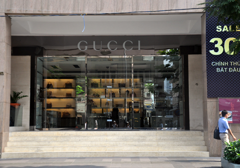 Ngay sau đó, sáng 6/12, shop thời trang hàng hiệu Gucci - Milano trên đường Đồng Khởi, quận 1, TP.HCM đã bị dán niêm phong vì nghi ngờ trốn thuế và “trà trộn” hàng giả.