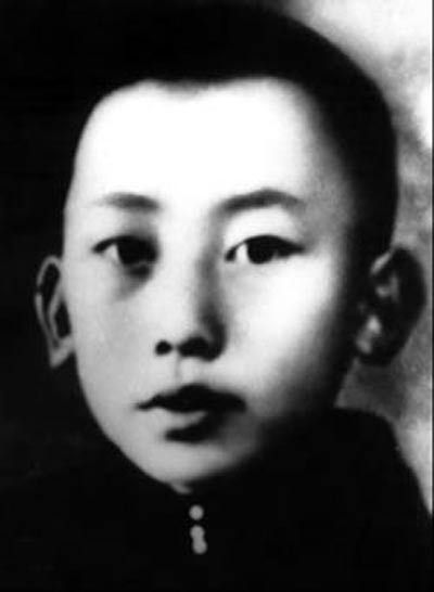 Mao Sở Hùng sinh năm 1927 tại Trường Sa, là con trai của Mao Trạch Đàm, em trai thứ 3 của Mao Trạch Đông. 