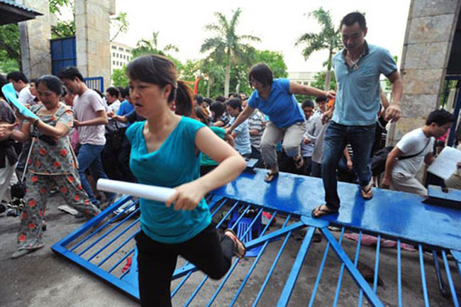 Tại Việt Nam, sau một đêm dầm mưa xếp hàng, sáng 12/5 hàng trăm phụ huynh đã đạp đổ cổng sắt ùa vào trong sân trường PTCS Thực nghiệm (Hà Nội) để tranh suất mua hồ sơ thi vào lớp 1. 